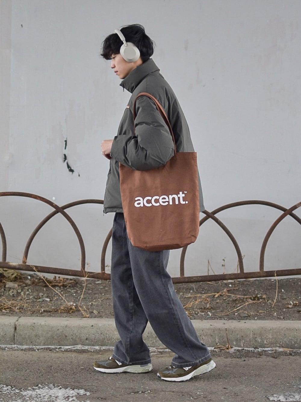 グレー系のジャケット/アウター、グレー系のデニムパンツ、ブラウン系のトートバッグを着用したメンズの冬コーディネートの3枚目の写真