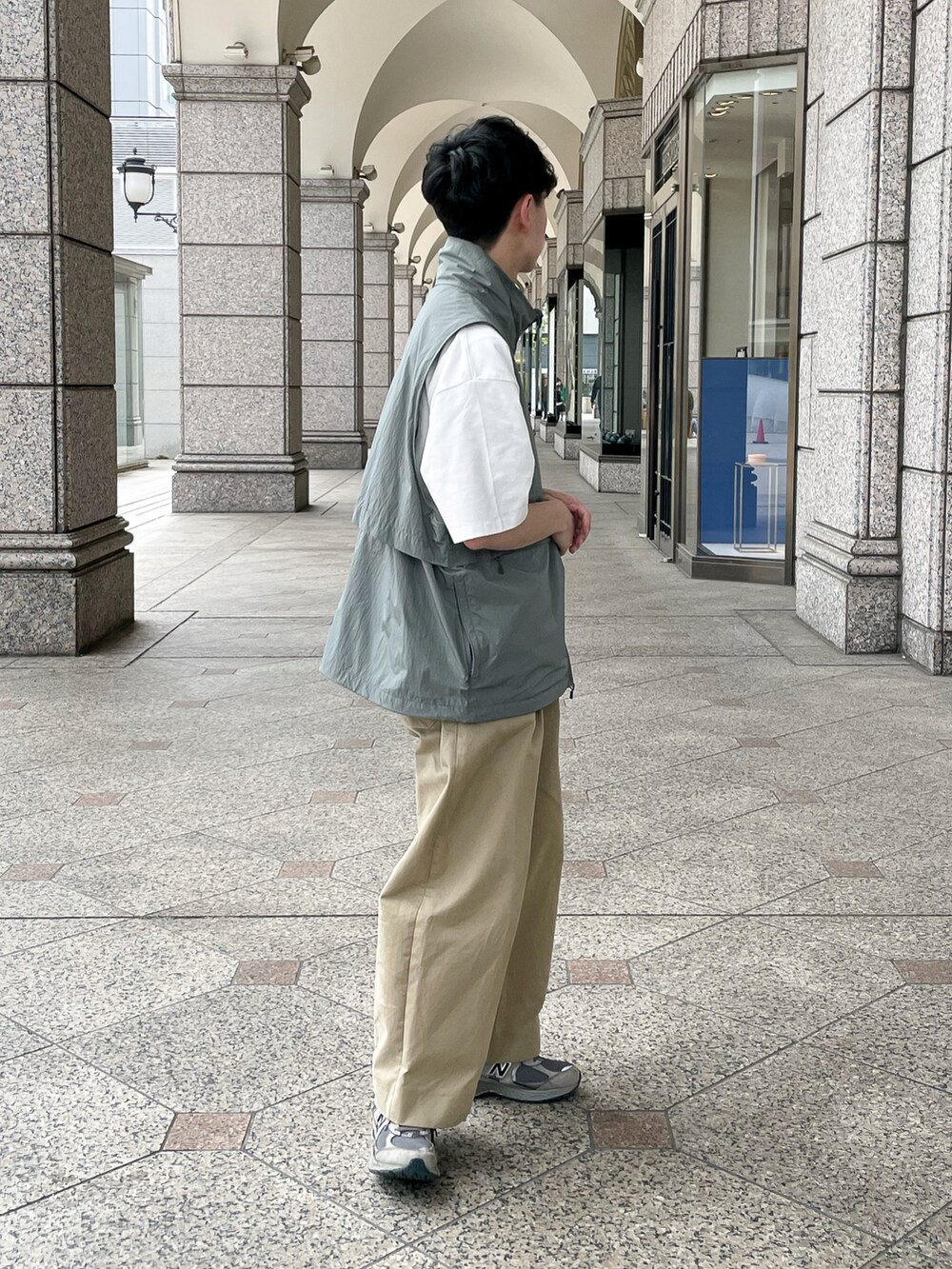 グレー系のその他アウター、ベージュ系のその他パンツ、グレー系のスニーカーを着用したメンズの夏コーディネートの4枚目の写真