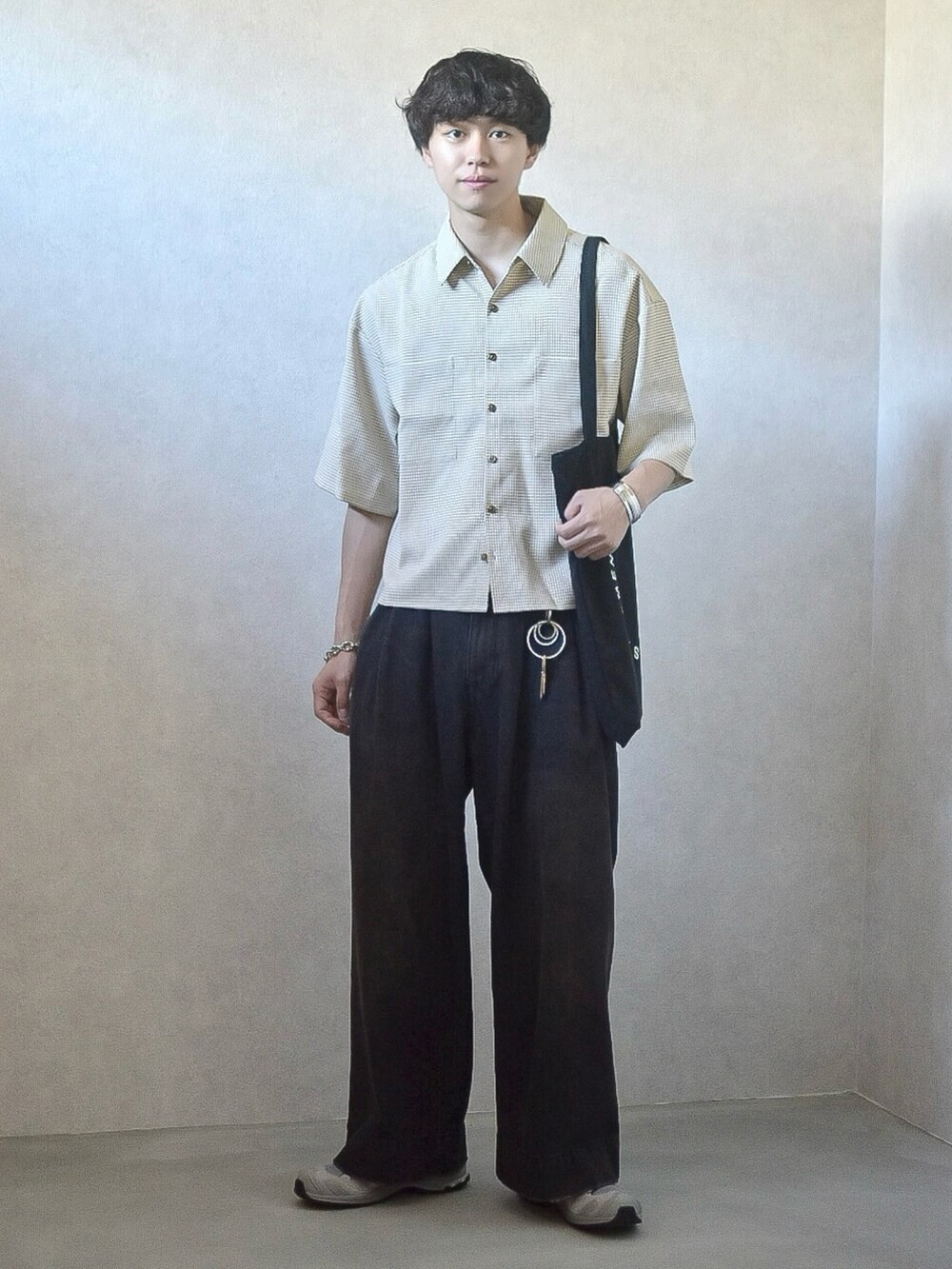 ベージュ系のシャツ/ブラウス、ブラック系のデニムパンツ、ブラック系のトートバッグを着用したメンズの夏コーディネートの2枚目の写真