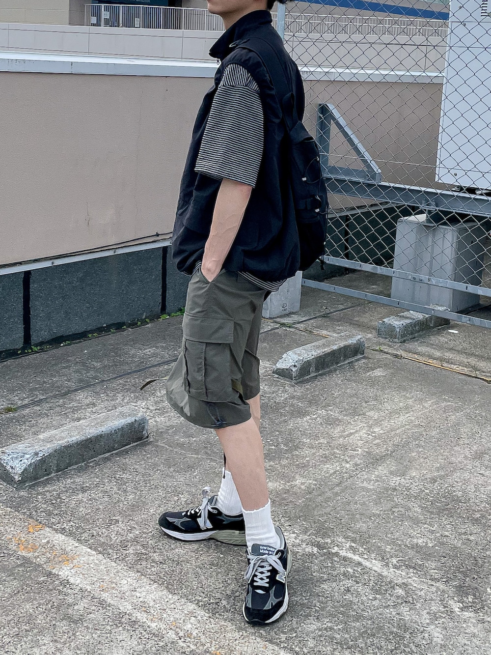 グリーン系のカーゴパンツ、グレー系のTシャツ/カットソー、ブラック系のショルダーバッグを着用したメンズの夏コーディネートの3枚目の写真