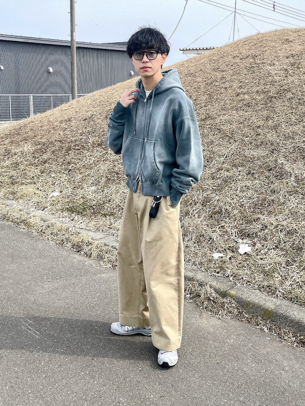グレー系のパーカー、ベージュ系のその他パンツ、グレー系のスニーカーを着用したメンズの春コーディネートの3枚目の写真