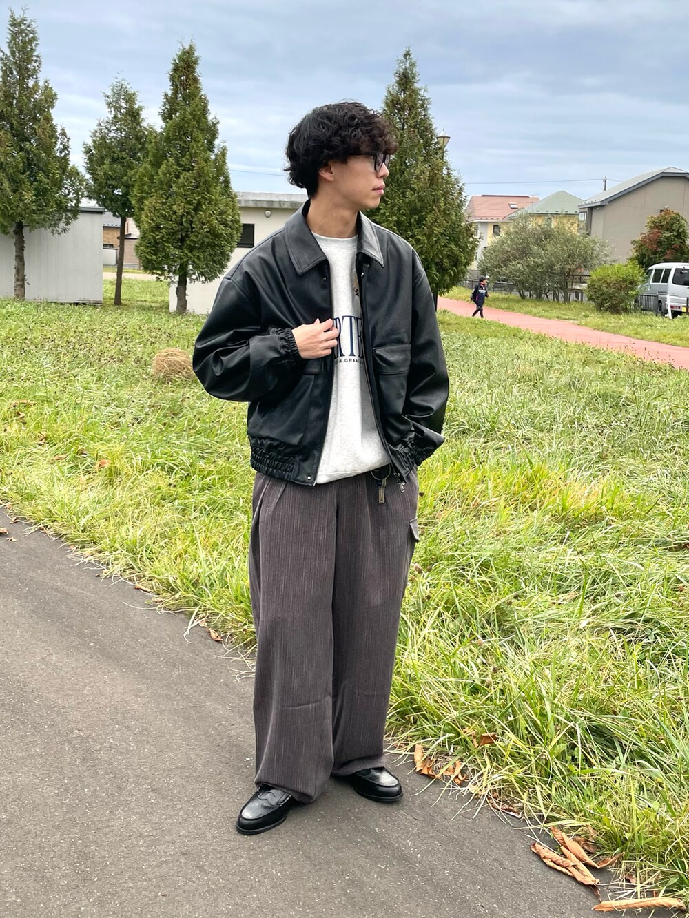 ブラック系のブルゾン、グレー系のスウェット、ブラウン系のその他パンツを着用したメンズの秋コーディネートの2枚目の写真