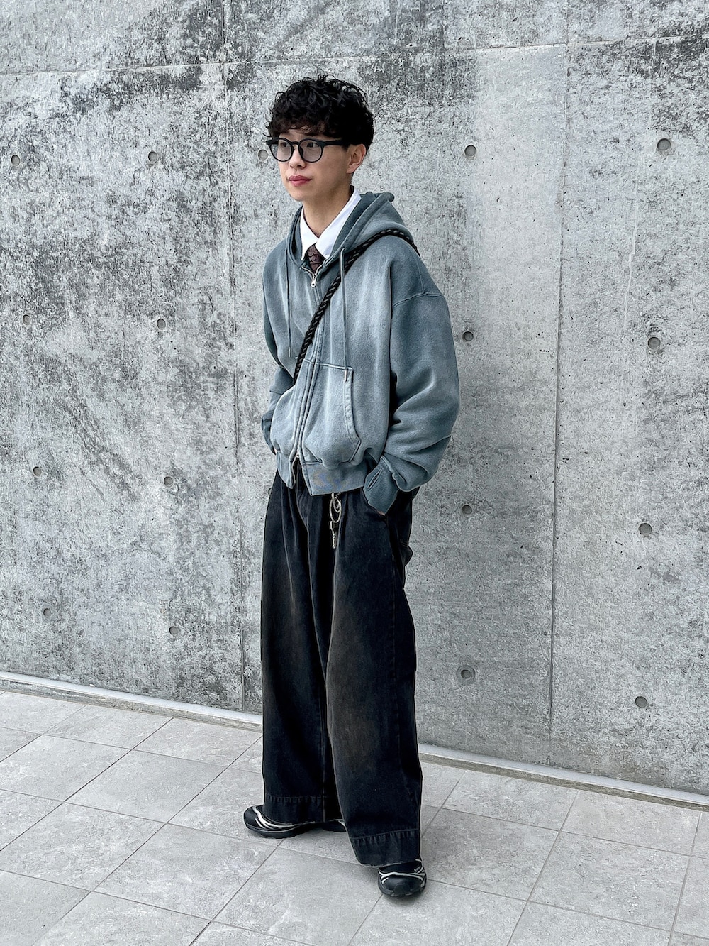 ブルー系のパーカー、ブラック系のデニムパンツ、ホワイト系のシャツ/ブラウスを着用したメンズの春コーディネートの2枚目の写真