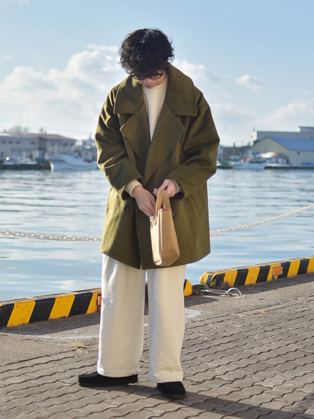 グリーン系のピーコート、グレー系のスウェット、ホワイト系のスウェットパンツを着用したメンズの冬コーディネートの4枚目の写真