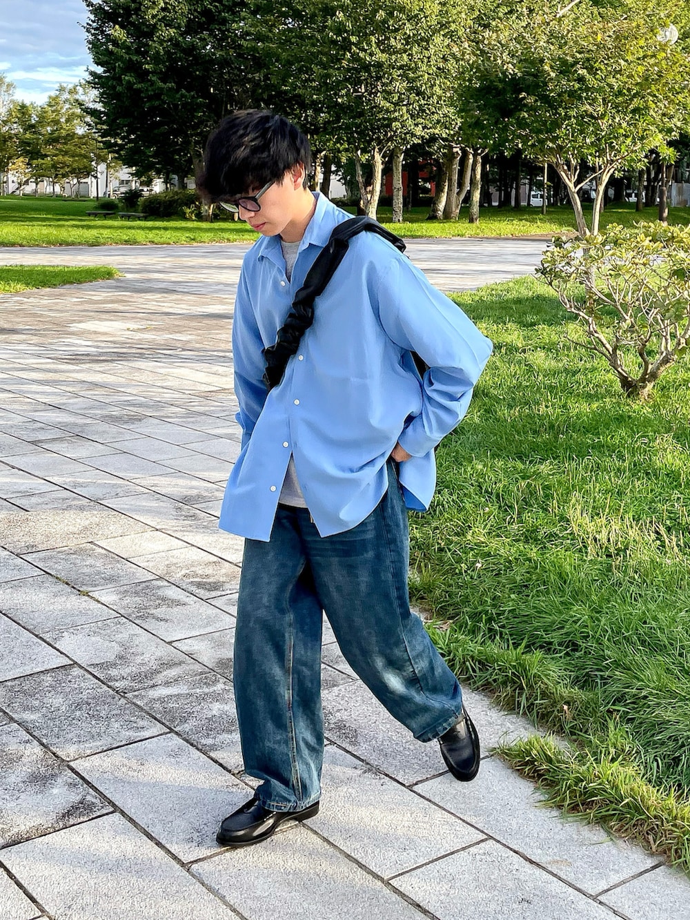 ブルー系のシャツ/ブラウス、グレー系のTシャツ/カットソー、ブルー系のデニムパンツを着用したメンズの秋コーディネートの4枚目の写真