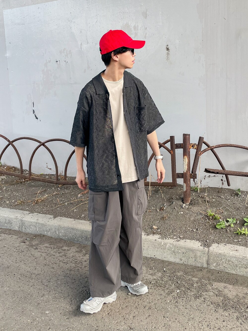 グレー系のシャツ/ブラウス、グレー系のTシャツ/カットソー、グレー系のカーゴパンツを着用したメンズの春コーディネートの4枚目の写真