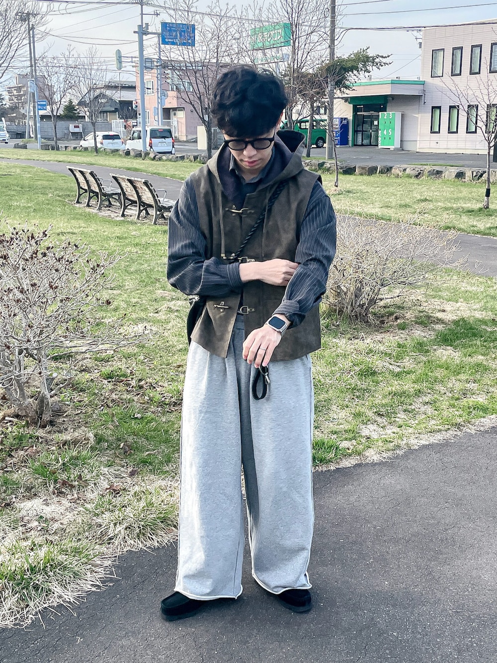 ブラウン系のベスト、グレー系のシャツ/ブラウス、グレー系のスウェットパンツを着用したメンズの春コーディネートの3枚目の写真