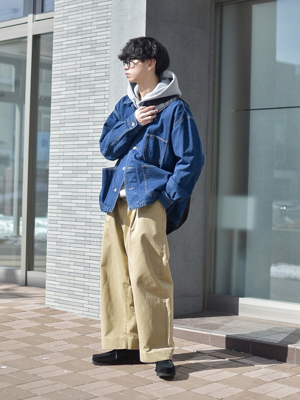 「似合うラボに行こう、春コーデ、春アウター、デニム、デニムジャケット、ジャケット、パーカー、ワイドパンツ、ビッグシルエット、厚底シューズ、レイヤードスタイル、大人カジュアル、ショルダーバッグ、ストリート、休日スタイル」｜「SLICKの10ozデニムカバーオールジャケット（カバーオール、ブルー系）」を使った、たいがさん（メンズ・172cm）の冬コーディネートの3枚目の写真