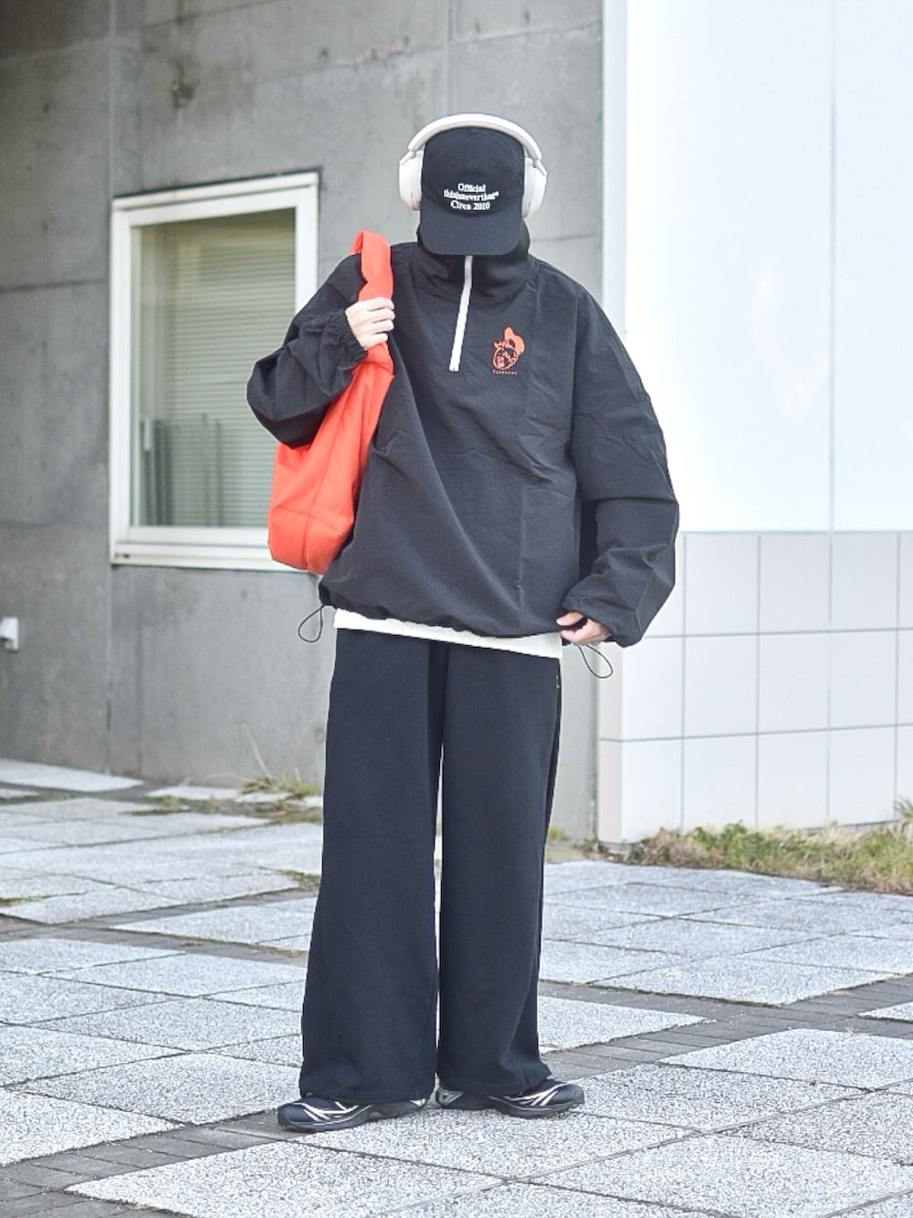 ブラック系のその他トップス、グレー系のスウェット、ブラック系のスウェットパンツを着用したメンズの冬コーディネートの4枚目の写真