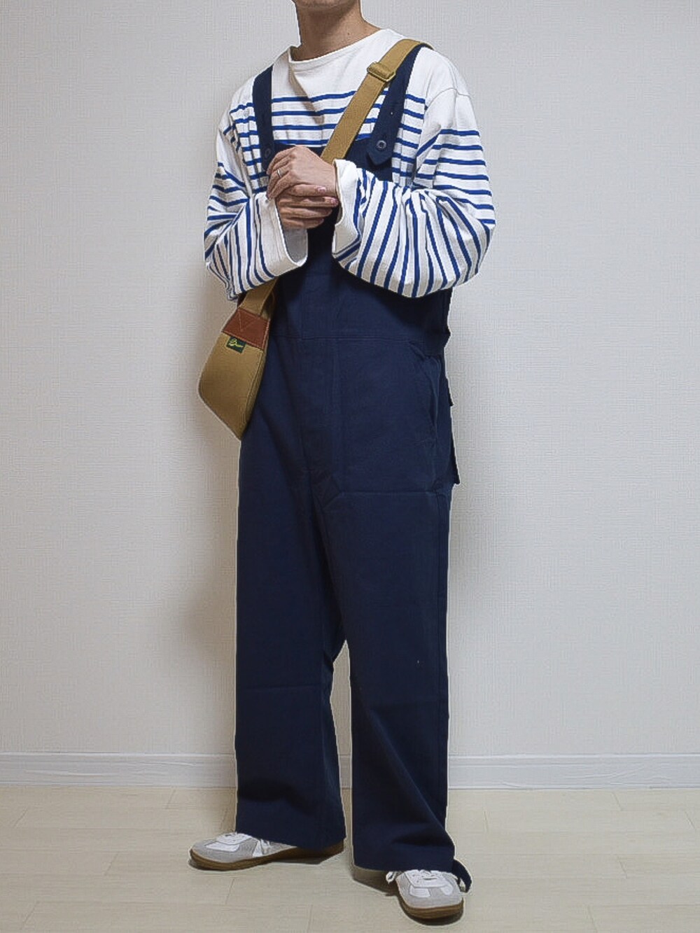 ブルー系のサロペット/オーバーオール、ホワイト系のトップス、ホワイト系のスニーカーを着用したメンズの秋コーディネートの2枚目の写真