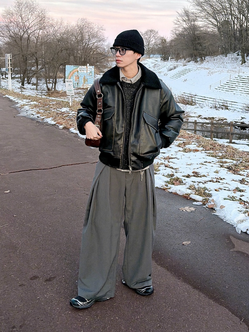 ブラック系のニット/セーター、ブラック系のブルゾン、グレー系のスラックスを着用したメンズの冬コーディネートの2枚目の写真