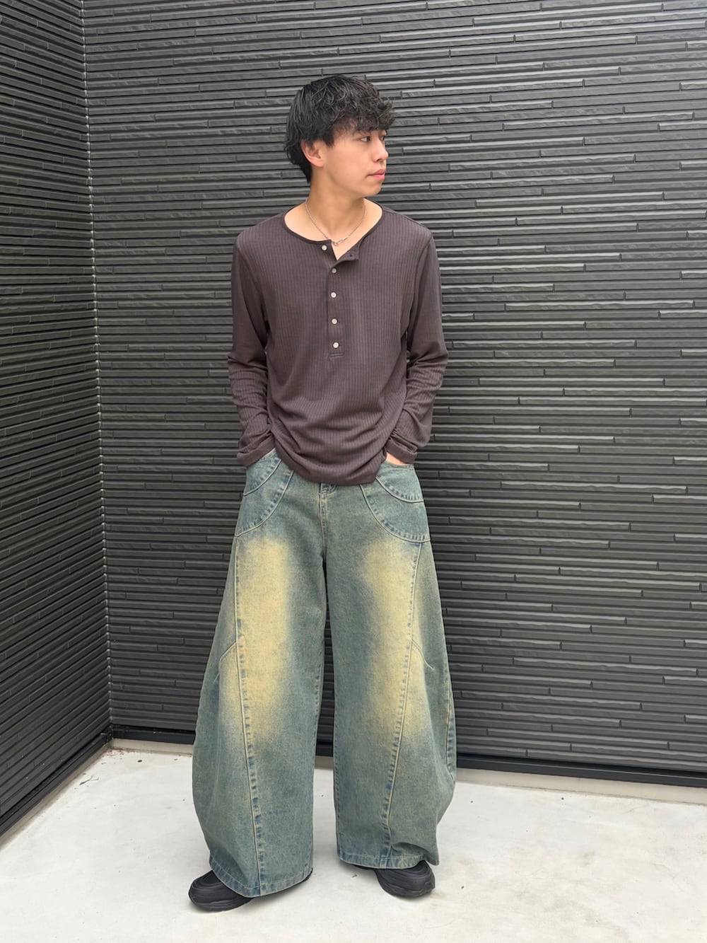 ブラック系のTシャツ/カットソー、ブルー系のデニムパンツ、ブラック系のローファーを着用したメンズの秋コーディネートの2枚目の写真