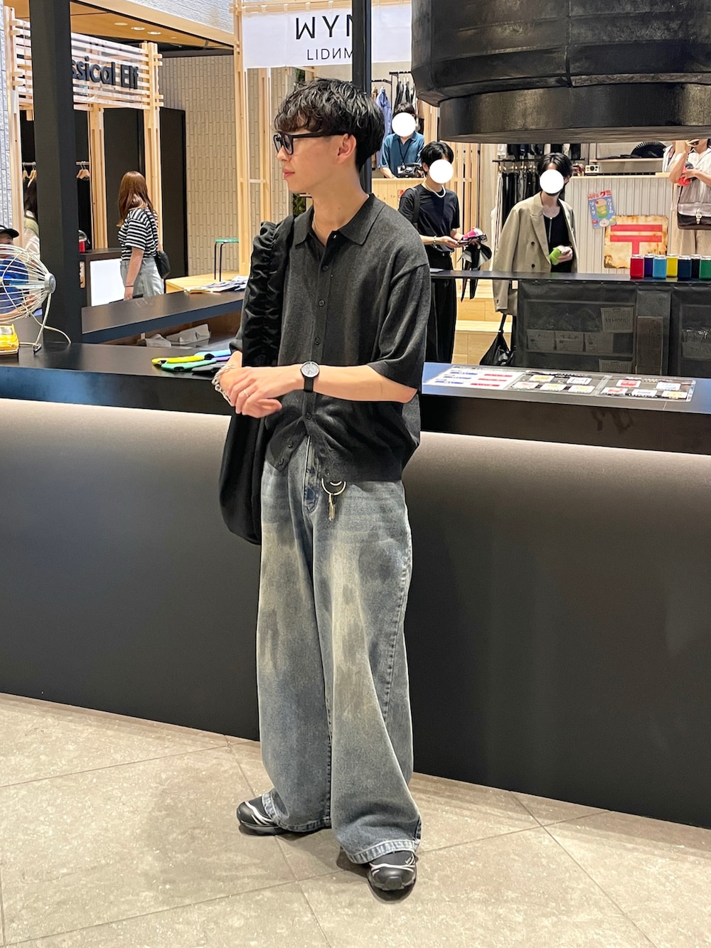 ブラック系のTシャツ/カットソー、ブルー系のデニムパンツ、グレー系のシャツ/ブラウスを着用したメンズの夏コーディネートの3枚目の写真