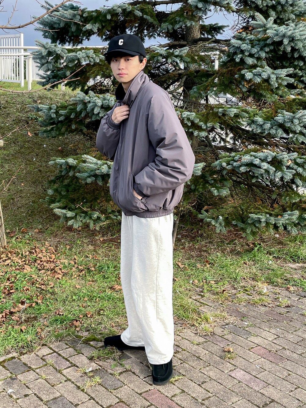グレー系のジャケット/アウター、ホワイト系のスウェットパンツ、ブラック系のキャップを着用したメンズの秋コーディネートの3枚目の写真