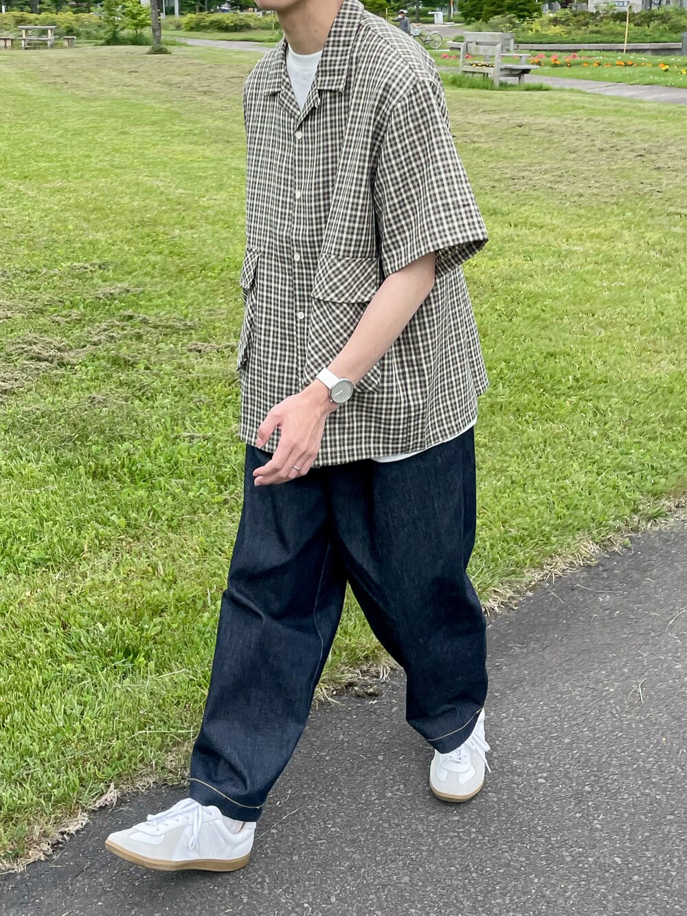 グリーン系のシャツ/ブラウス、ホワイト系のTシャツ/カットソー、ブルー系のデニムパンツを着用したメンズの夏コーディネートの5枚目の写真