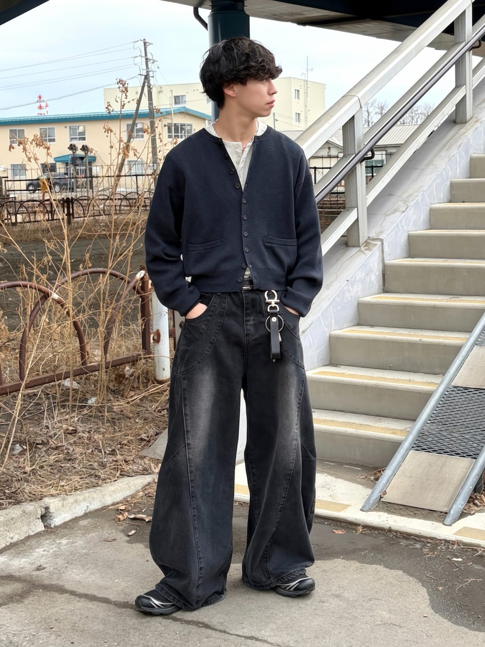 ブラック系のデニムパンツ、ブラック系のカーディガン/ボレロ、グレー系のTシャツ/カットソーを着用したメンズの春コーディネートの3枚目の写真