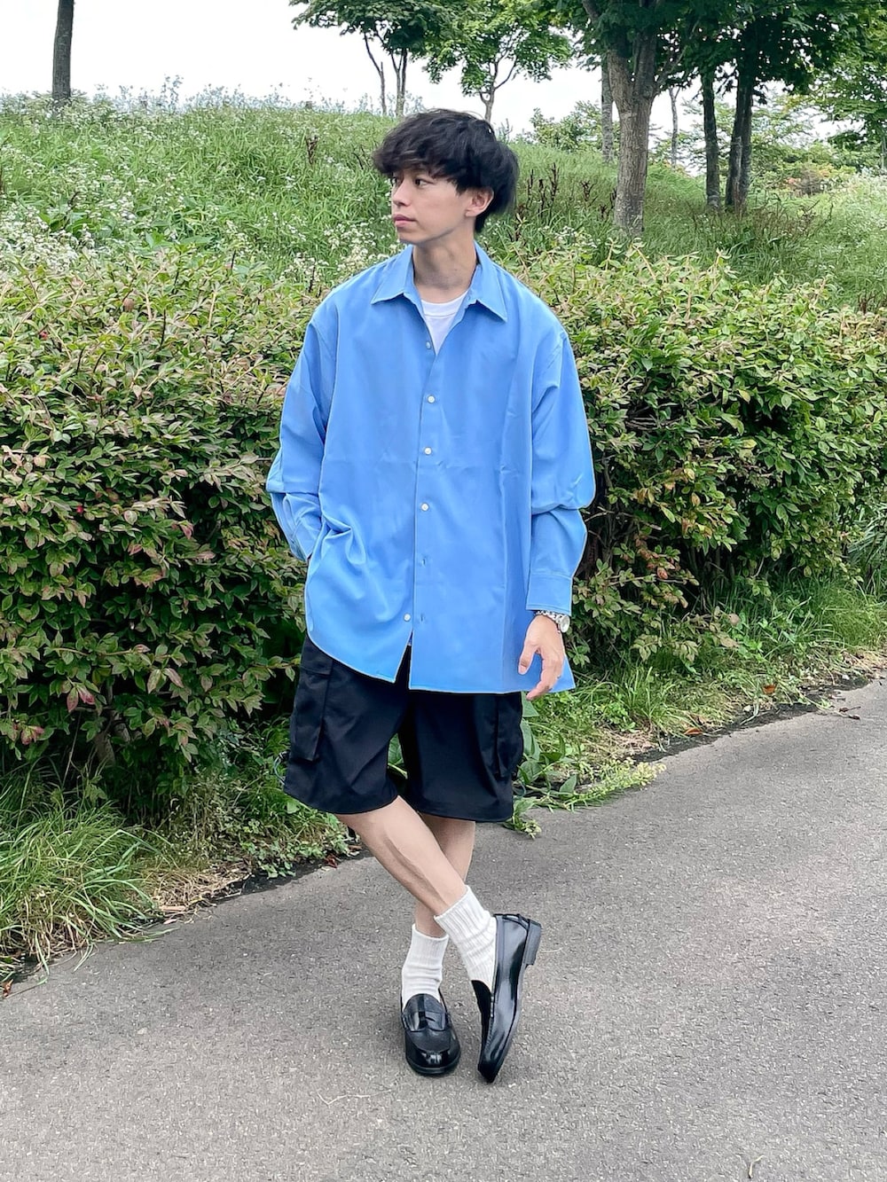 ブルー系のシャツ/ブラウス、ブラック系のカーゴパンツ、ブラック系のローファーを着用したメンズの秋コーディネートの2枚目の写真