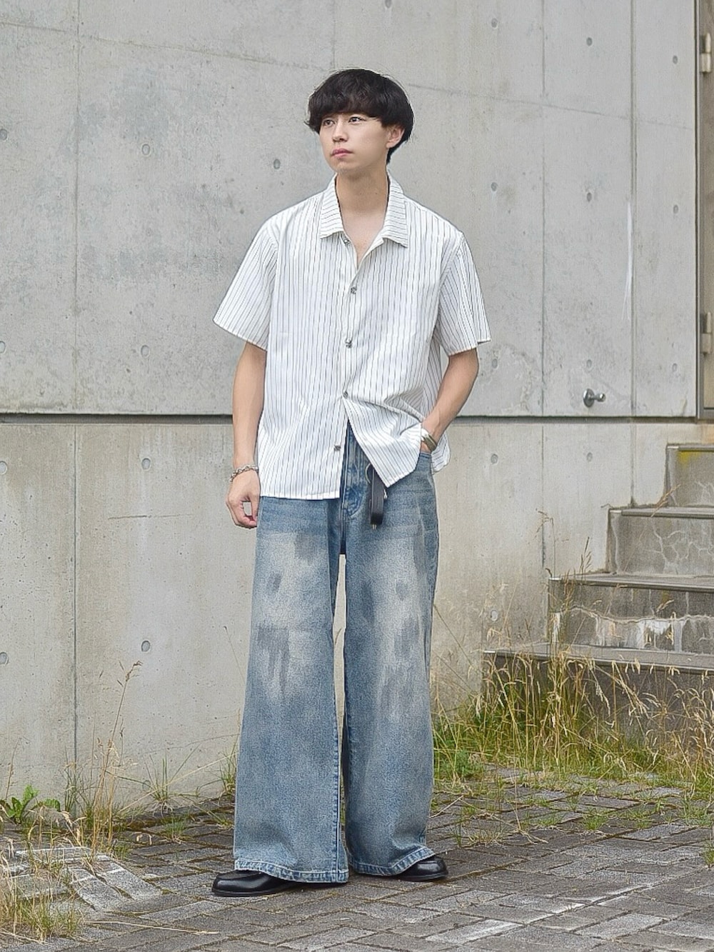 ホワイト系のシャツ/ブラウス、ブルー系のデニムパンツ、ブラック系のローファーを着用したメンズの夏コーディネートの3枚目の写真