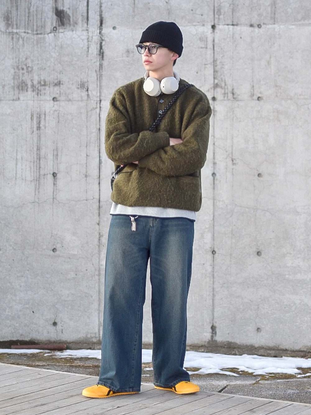 ブルー系のデニムパンツ、グレー系のスウェット、グリーン系のニット/セーターを着用したメンズの冬コーディネートの4枚目の写真