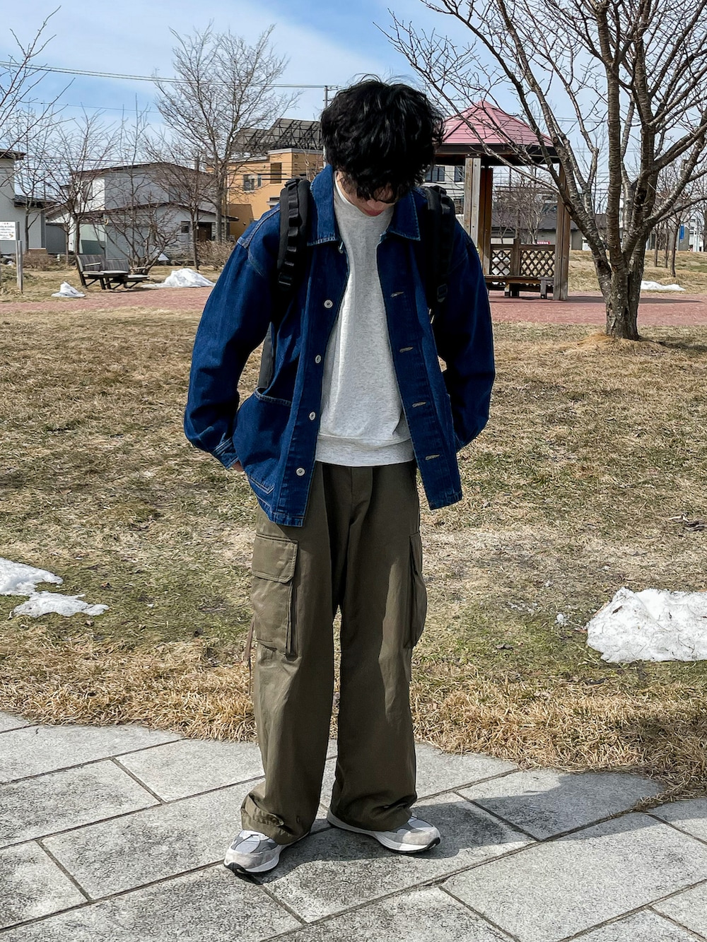 ブルー系のカバーオール、ベージュ系のスウェット、グリーン系のカーゴパンツを着用したメンズの春コーディネートの3枚目の写真