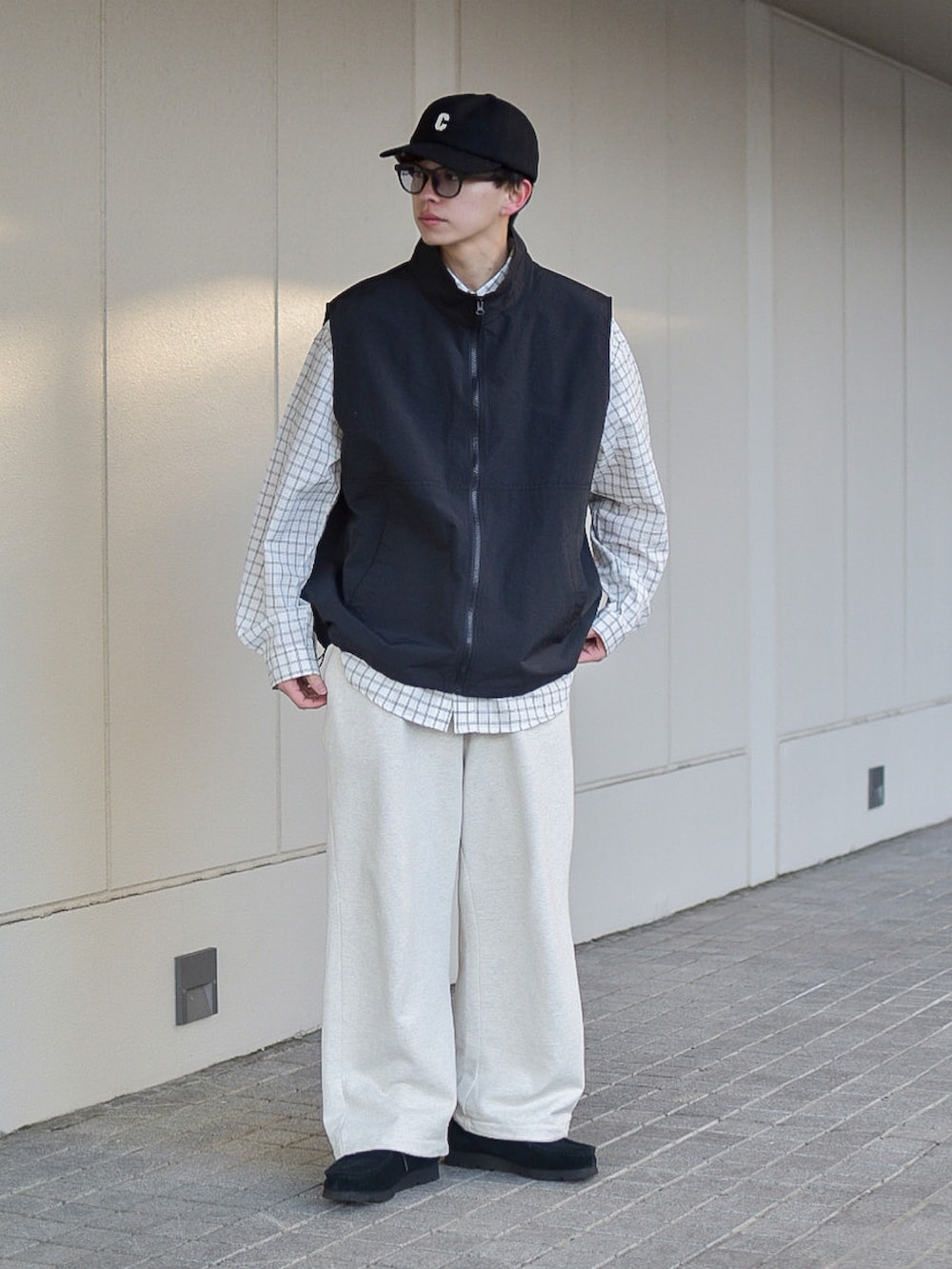 ブラック系のベスト、ホワイト系のシャツ/ブラウス、ホワイト系のスウェットパンツを着用したメンズの冬コーディネートの4枚目の写真