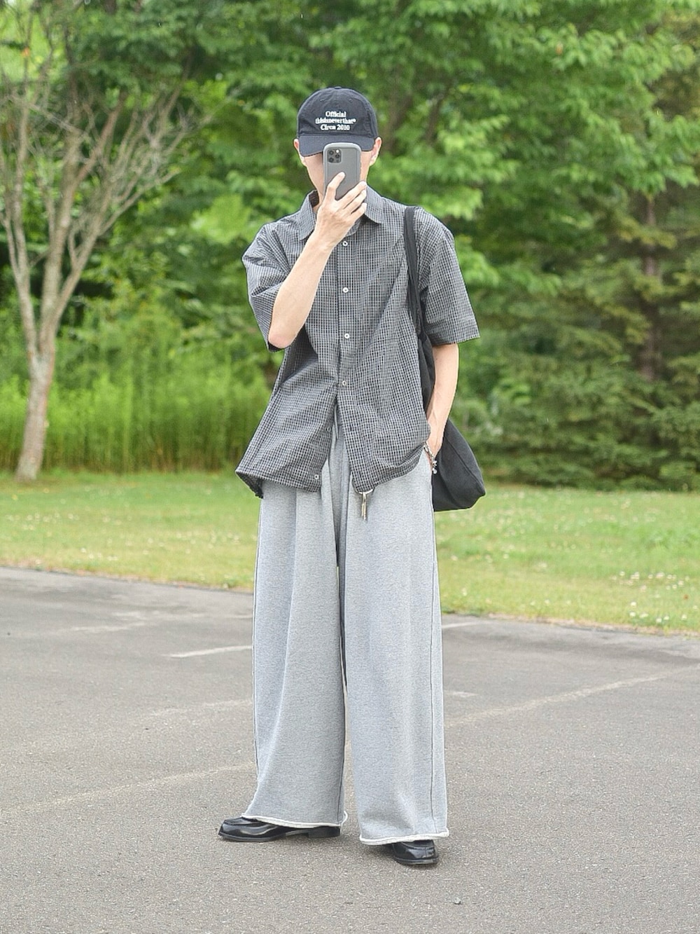 ブラック系のシャツ/ブラウス、グレー系のスウェットパンツ、ブラック系のトートバッグを着用したメンズの夏コーディネートの5枚目の写真