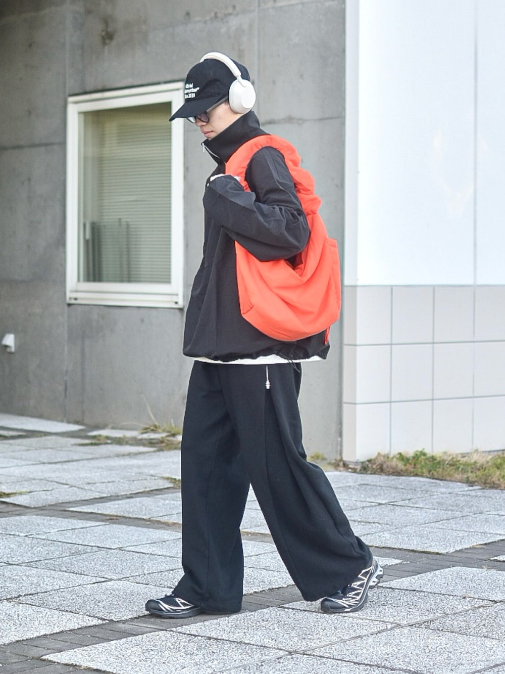 ブラック系のその他トップス、グレー系のスウェット、ブラック系のスウェットパンツを着用したメンズの冬コーディネートの5枚目の写真