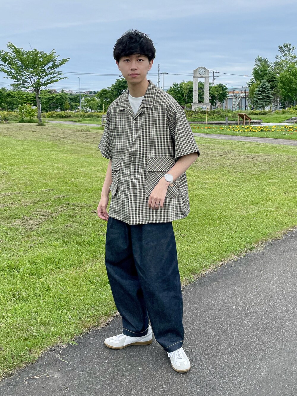 グリーン系のシャツ/ブラウス、ホワイト系のTシャツ/カットソー、ブルー系のデニムパンツを着用したメンズの夏コーディネートの2枚目の写真