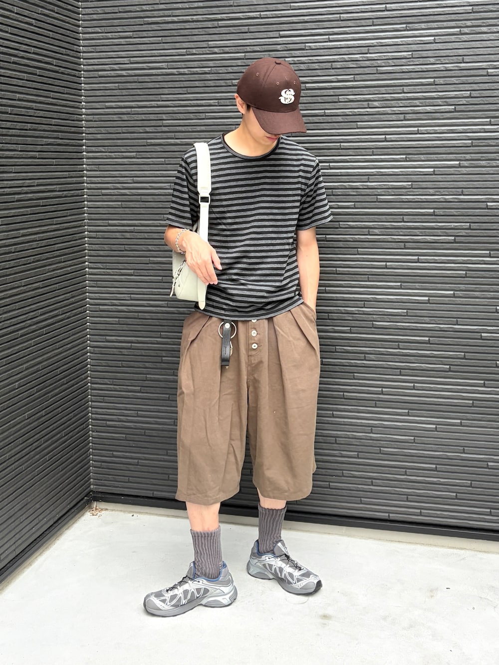 ブラック系のTシャツ/カットソー、グリーン系のその他パンツ、グレー系のスニーカーを着用したメンズの夏コーディネートの3枚目の写真