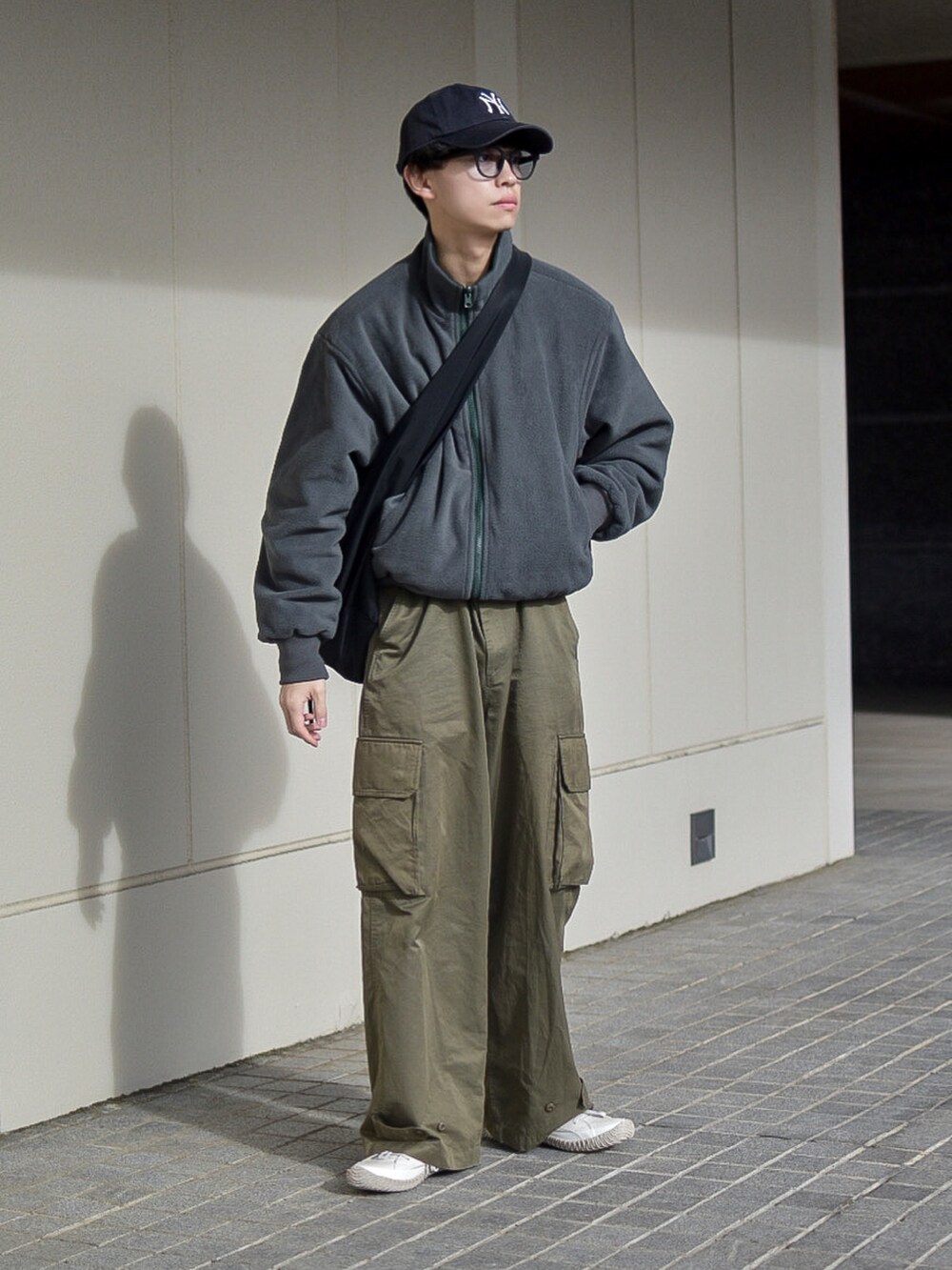 グレー系のジャケット/アウター、グリーン系のカーゴパンツ、ベージュ系のシューズを着用したメンズの冬コーディネートの2枚目の写真