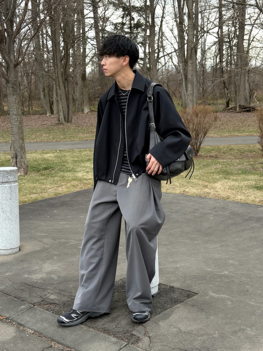 ブラック系のTシャツ/カットソー、その他のブルゾン、グレー系のスラックスを着用したメンズの春コーディネートの2枚目の写真