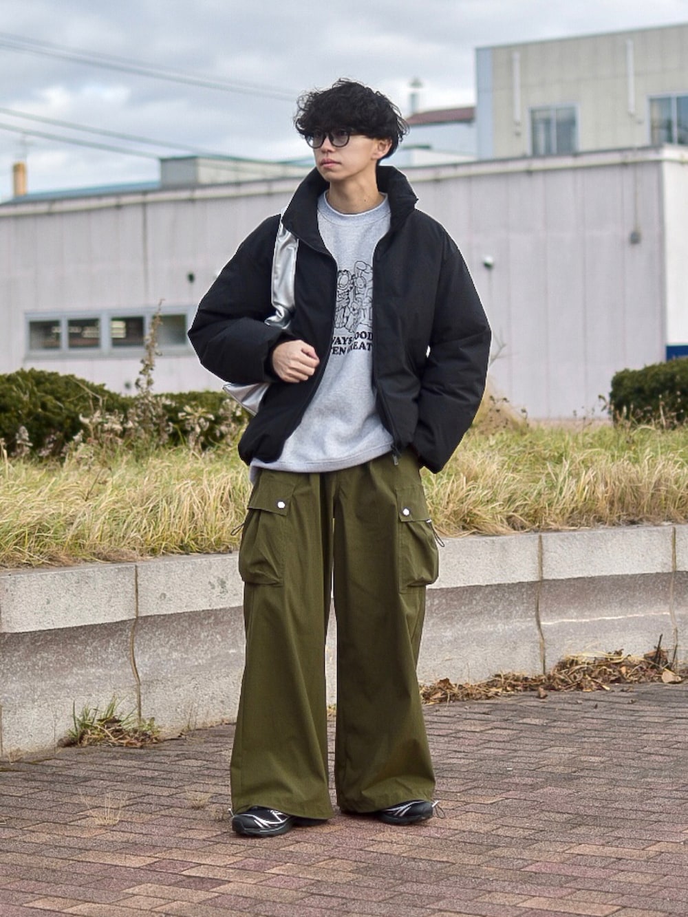 ブラック系のダウンジャケット/コート、グレー系のスウェット、グリーン系のカーゴパンツを着用したメンズの冬コーディネートの3枚目の写真