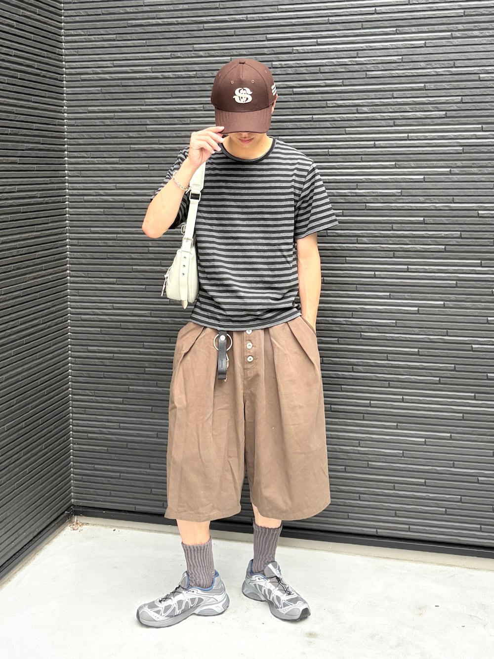 ブラック系のTシャツ/カットソー、グリーン系のその他パンツ、グレー系のスニーカーを着用したメンズの夏コーディネートの2枚目の写真