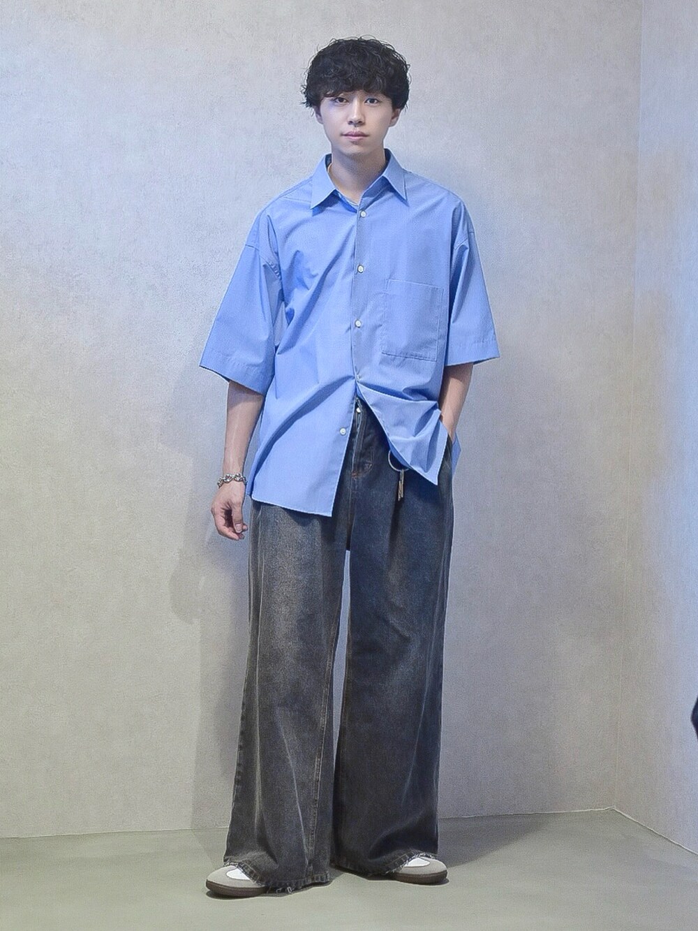 ブルー系のシャツ/ブラウス、ブラック系のデニムパンツ、ホワイト系のスニーカーを着用したメンズの夏コーディネートの2枚目の写真