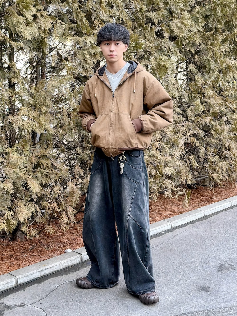 ブラウン系のその他アウター、グレー系のスウェット、ブラック系のデニムパンツを着用したメンズの冬コーディネートの3枚目の写真