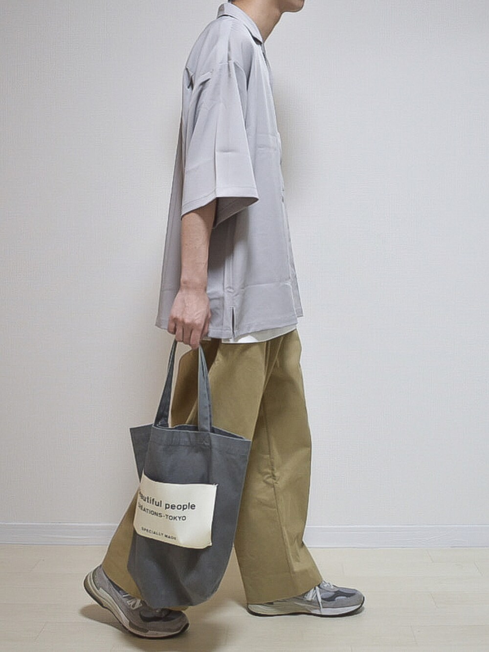 グレー系のシャツ/ブラウス、ベージュ系のその他パンツ、グレー系のスニーカーを着用したメンズの夏コーディネートの2枚目の写真