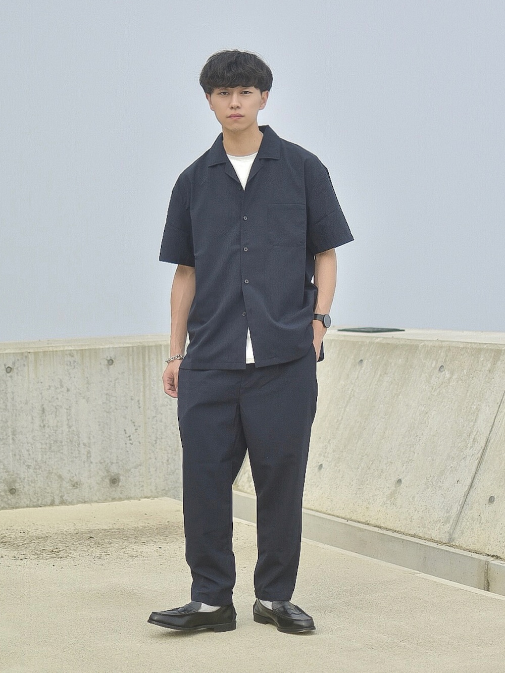 ブルー系のその他パンツ、ブラック系のローファー、ブルー系のシャツ/ブラウスを着用したメンズの夏コーディネートの3枚目の写真