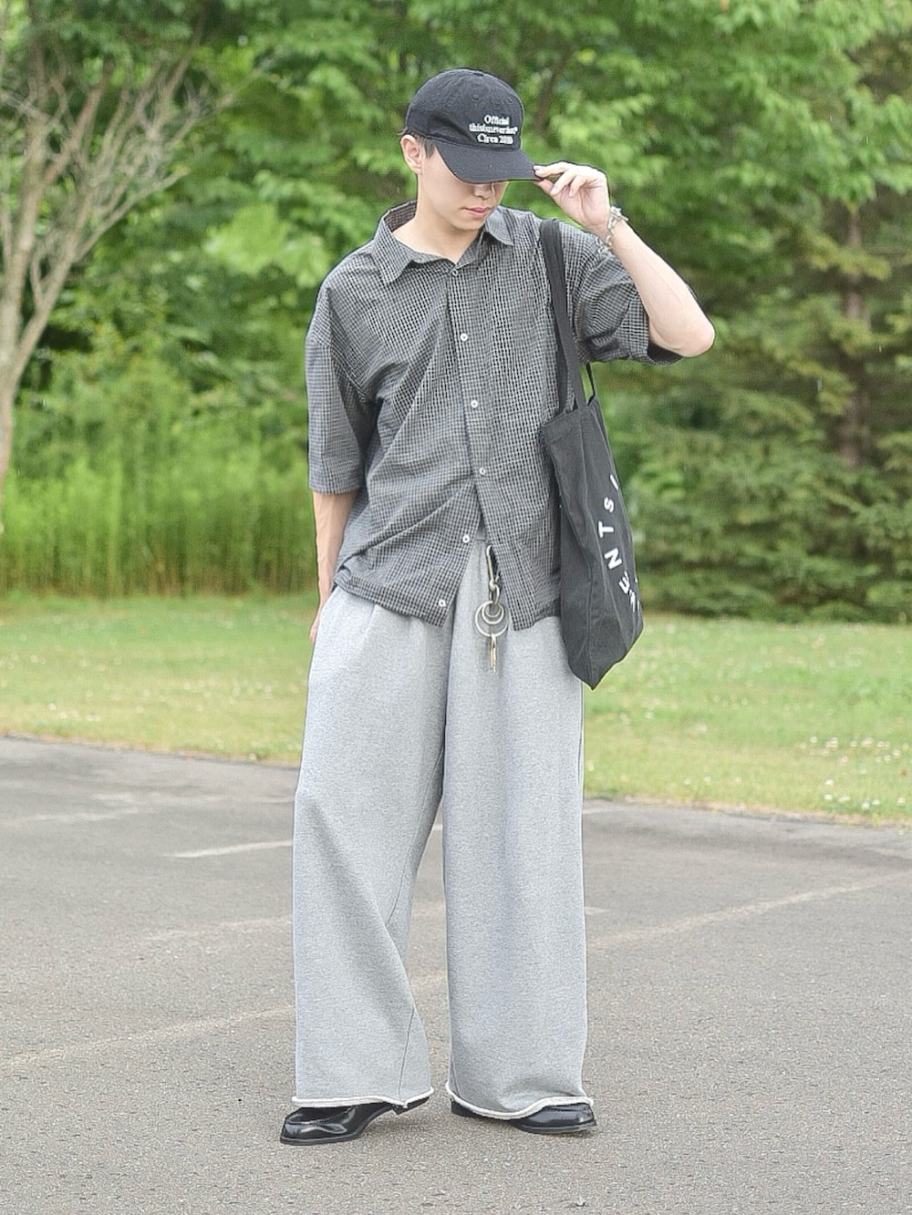 ブラック系のシャツ/ブラウス、グレー系のスウェットパンツ、ブラック系のトートバッグを着用したメンズの夏コーディネートの2枚目の写真