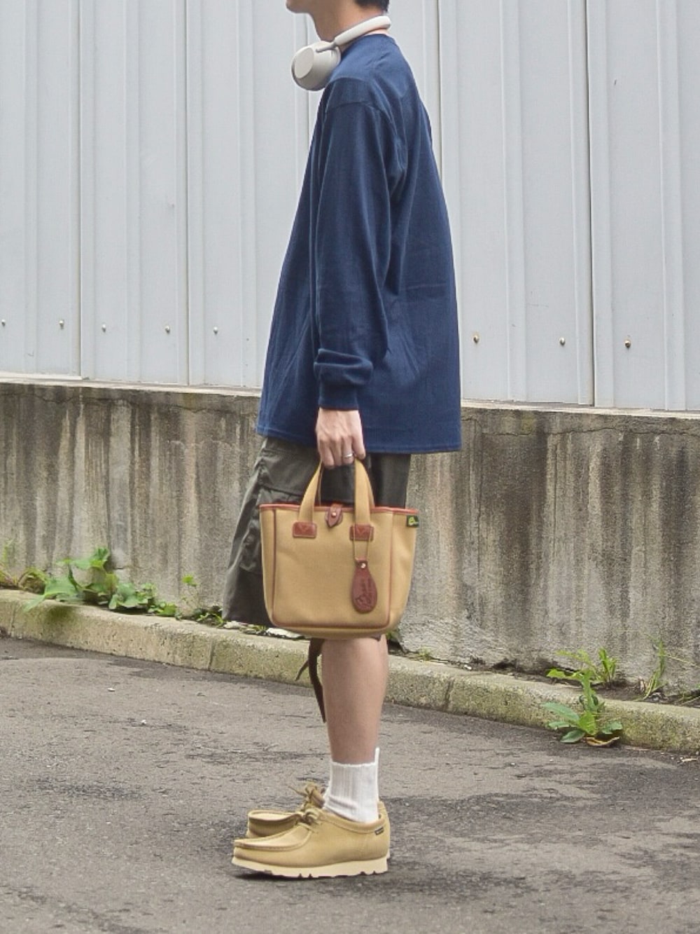 「秋コーデ、お出かけコーデ、秋服準備はじめました、ロンT、clarks、キャップ、ハーフパンツ、アースカラー、ヘッドホン、カジュアル、休日スタイル、シンプルコーデ、秋のコーデ、ミニバッグ、プチプラコーデ」｜「GILDANの【GILDAN】ギルダン別注 アソートロゴ  グラフィックプリント&刺繍 オーバーサイズ  長袖Tシャツ（Tシャツ/カットソー、ブルー系）」を使った、たいがさん（メンズ・172cm）の夏コーディネートの3枚目の写真