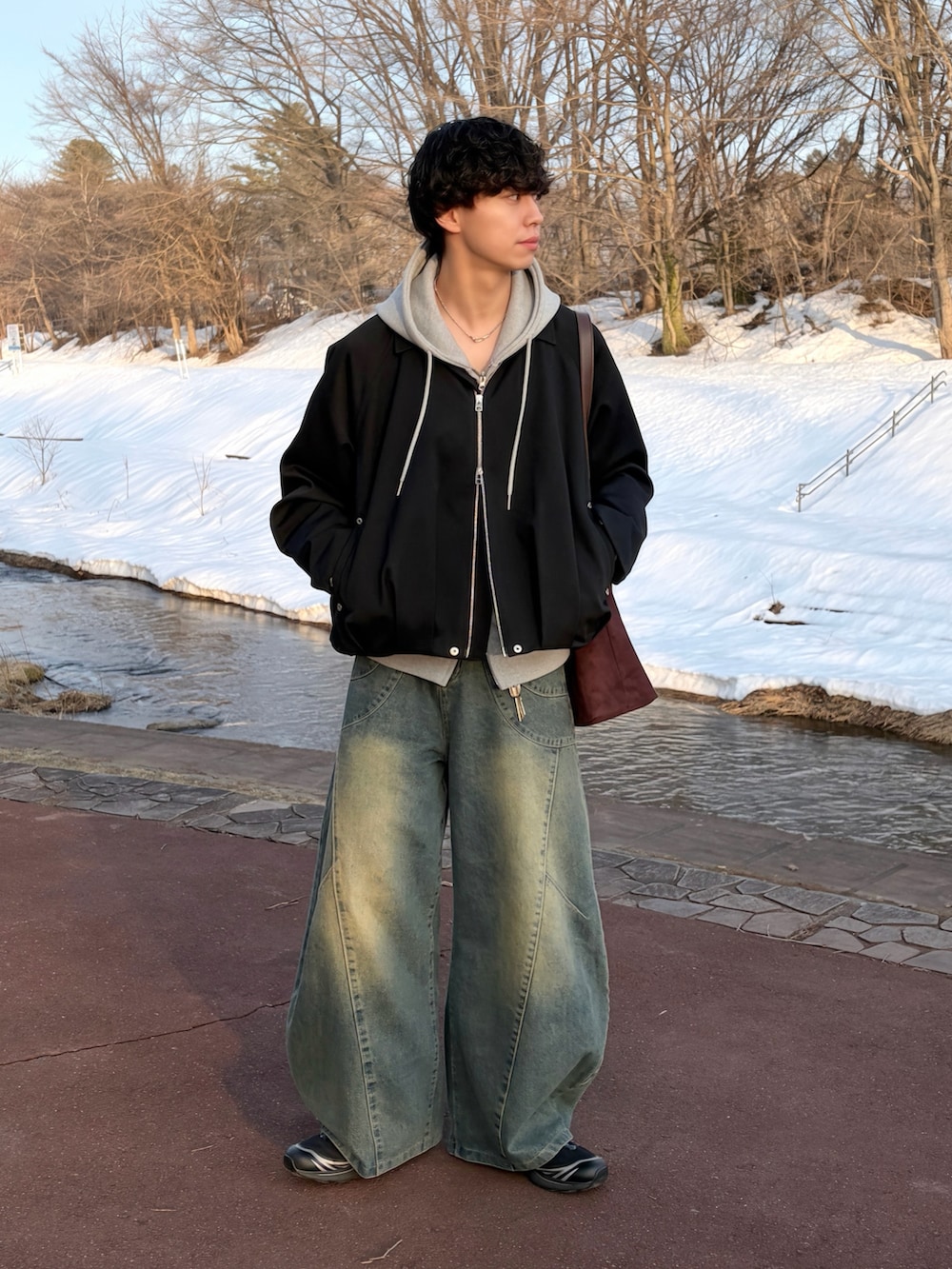 その他のブルゾン、グレー系のパーカー、ブルー系のデニムパンツを着用したメンズの春コーディネートの2枚目の写真