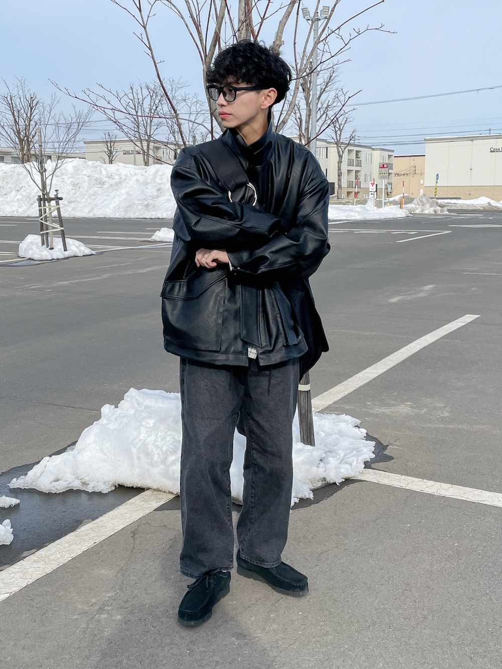 ブラック系のブルゾン、ブラック系のデニムパンツ、ブラック系のモカシン/デッキシューズを着用したメンズの春コーディネートの3枚目の写真
