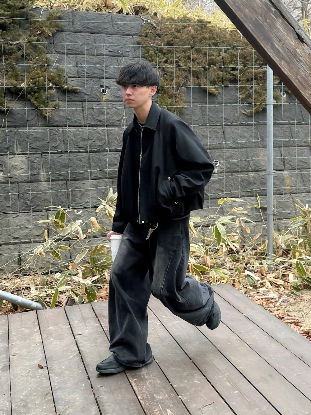 ブラック系のデニムパンツ、ブラック系のTシャツ/カットソー、その他のブルゾンを着用したメンズの春コーディネートの4枚目の写真