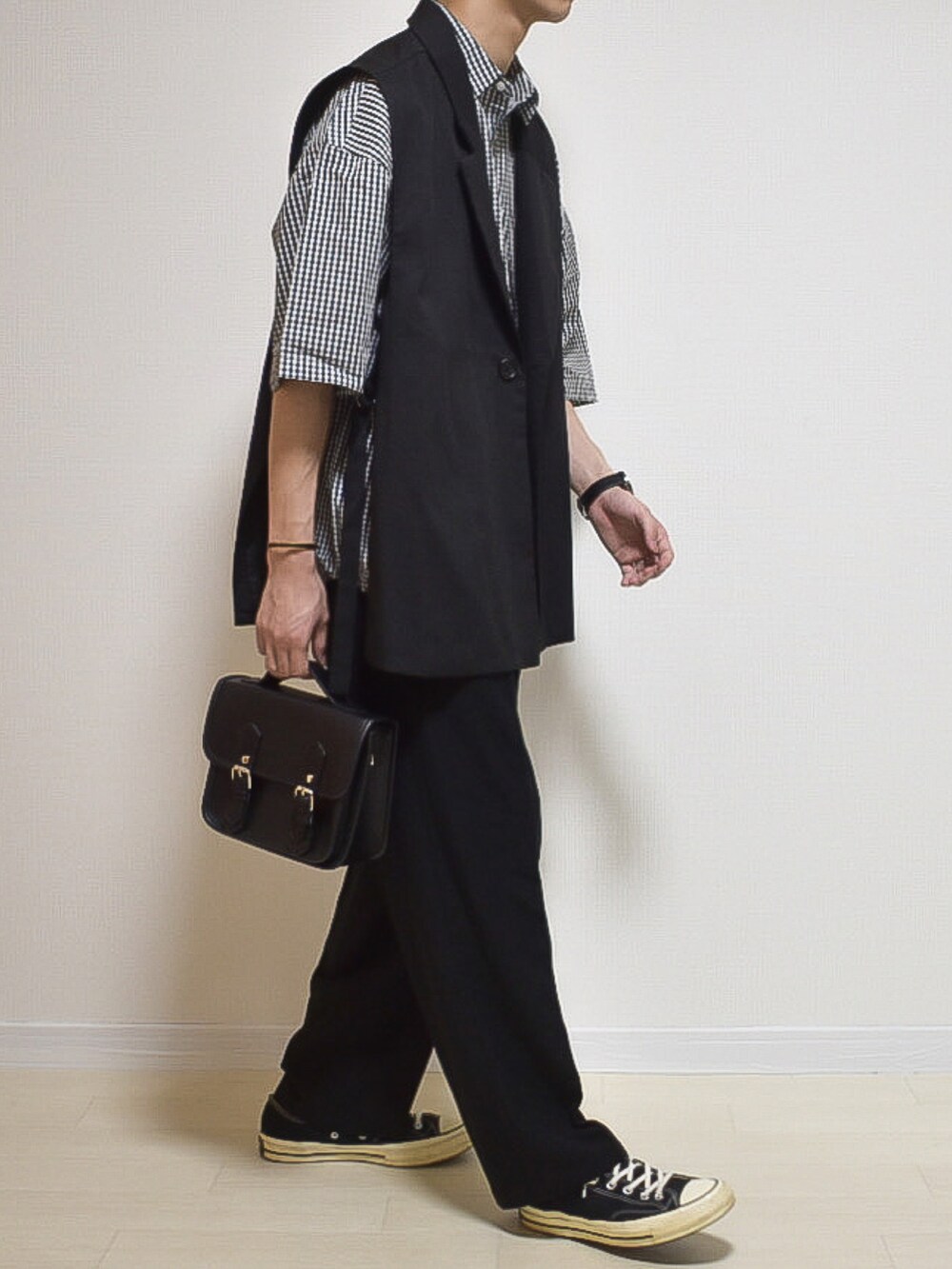 ブラック系のベスト、ブラック系のシャツ/ブラウス、ブラック系のスラックスを着用したメンズの夏コーディネートの2枚目の写真