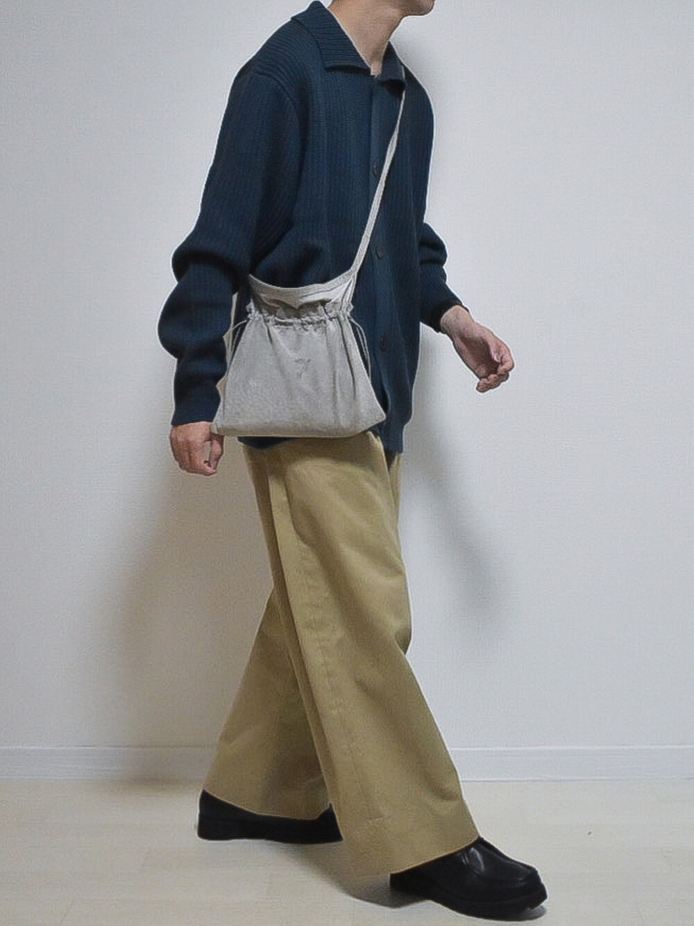 ベージュ系のその他パンツ、ブラック系のローファーを着用したメンズの秋コーディネートの2枚目の写真