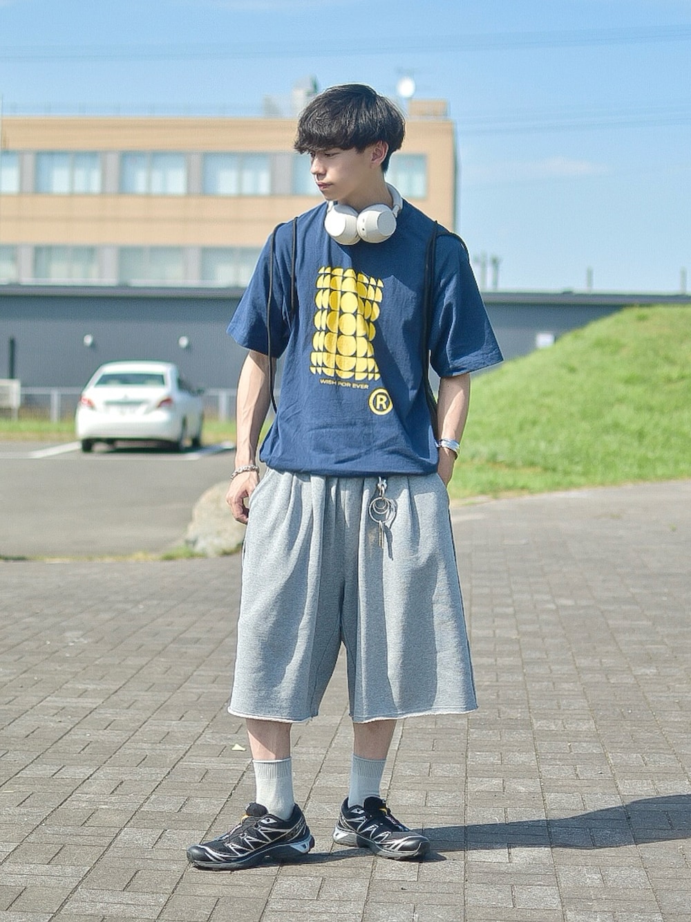 ブルー系のTシャツ/カットソー、グレー系のスウェットパンツ、グレー系のバックパック/リュックを着用したメンズの夏コーディネートの2枚目の写真