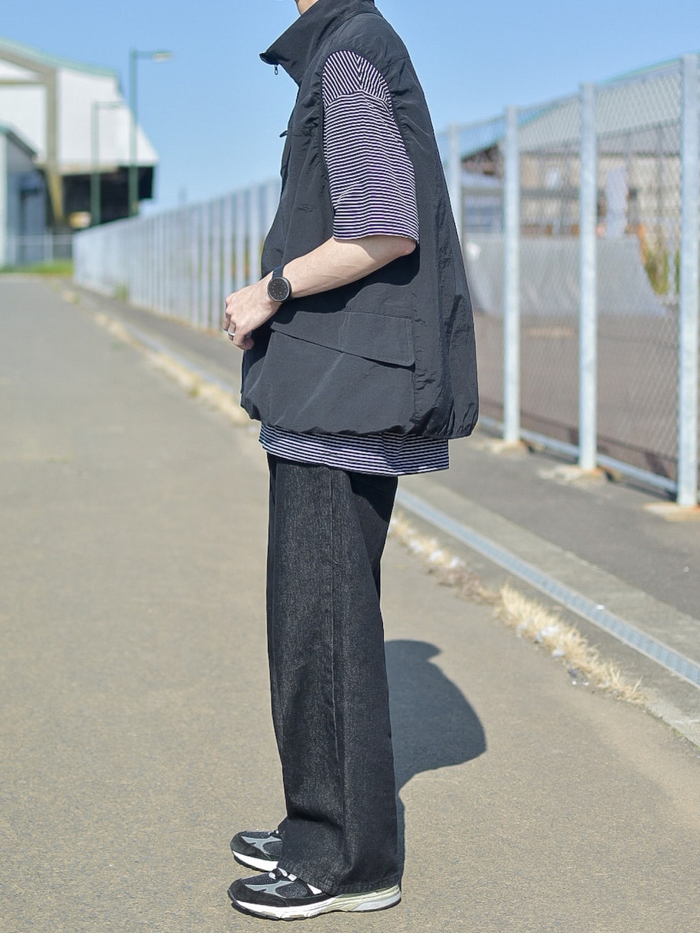 ブラック系のベスト、ブラック系のTシャツ/カットソー、ブラック系のデニムパンツを着用したメンズの夏コーディネートの3枚目の写真