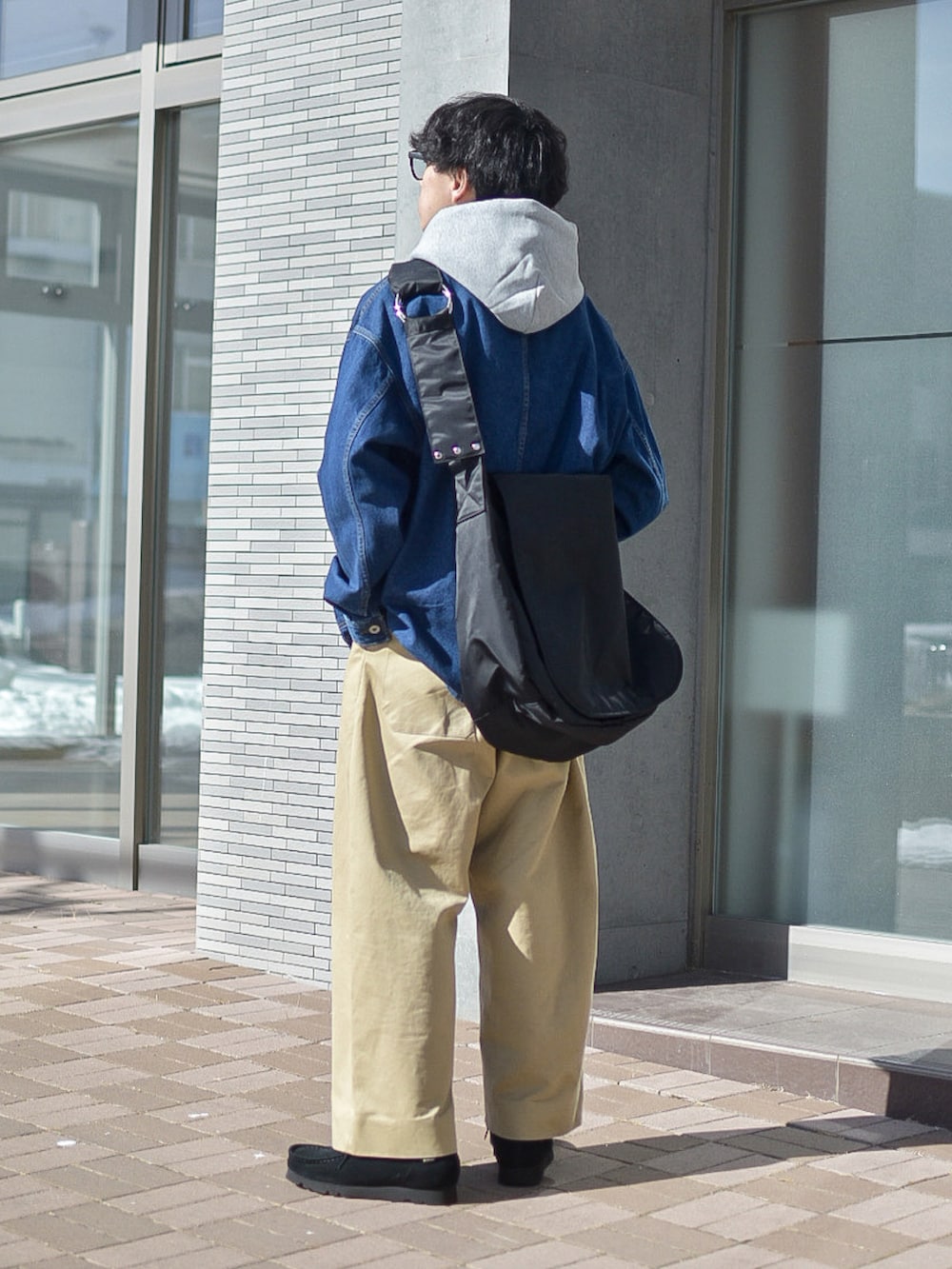 「似合うラボに行こう、春コーデ、春アウター、デニム、デニムジャケット、ジャケット、パーカー、ワイドパンツ、ビッグシルエット、厚底シューズ、レイヤードスタイル、大人カジュアル、ショルダーバッグ、ストリート、休日スタイル」｜「SLICKの10ozデニムカバーオールジャケット（カバーオール、ブルー系）」を使った、たいがさん（メンズ・172cm）の冬コーディネートの5枚目の写真