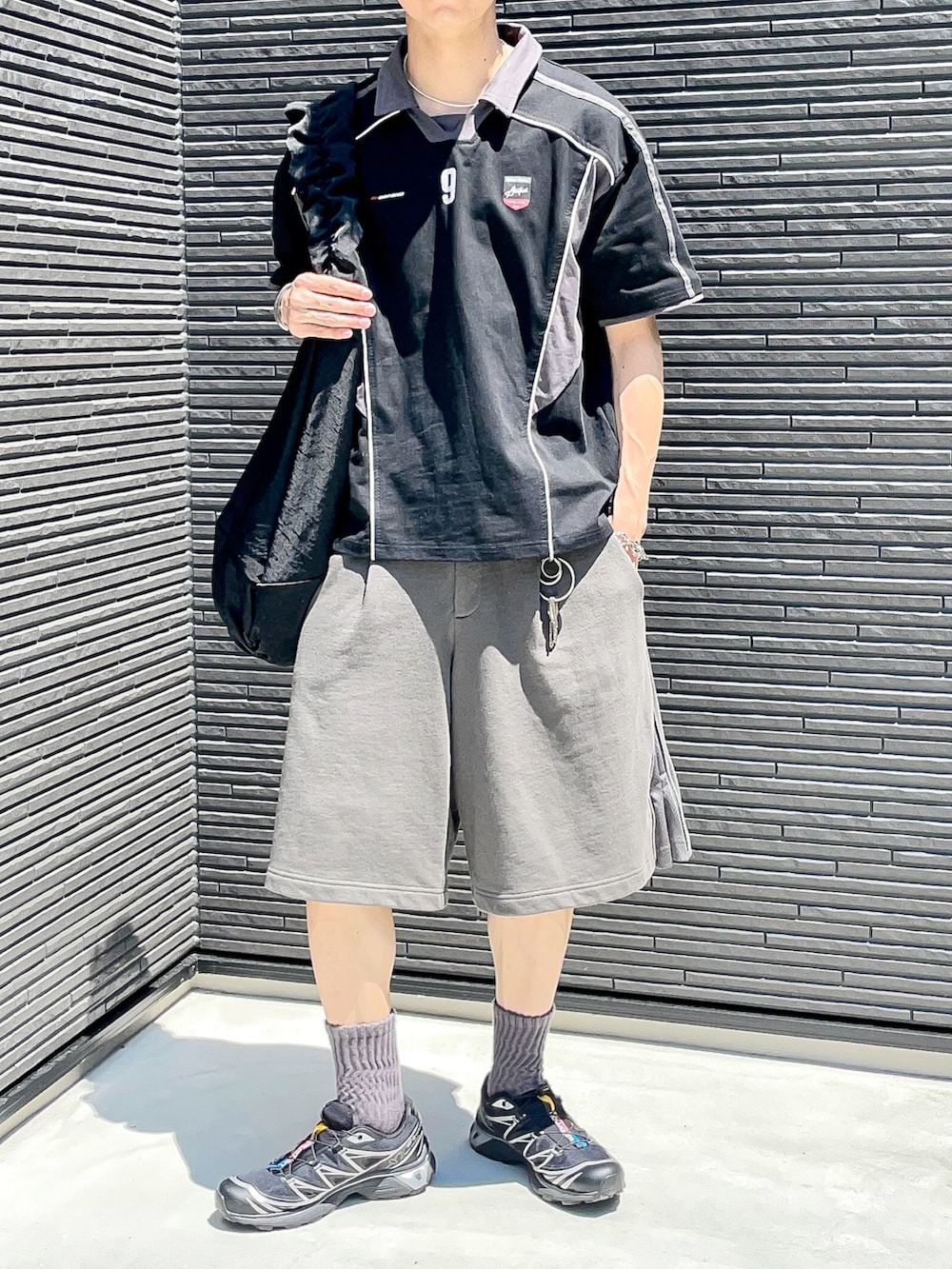 グレー系のその他パンツ、ブラック系のショルダーバッグ、ブラック系のスニーカーを着用したメンズの夏コーディネートの2枚目の写真