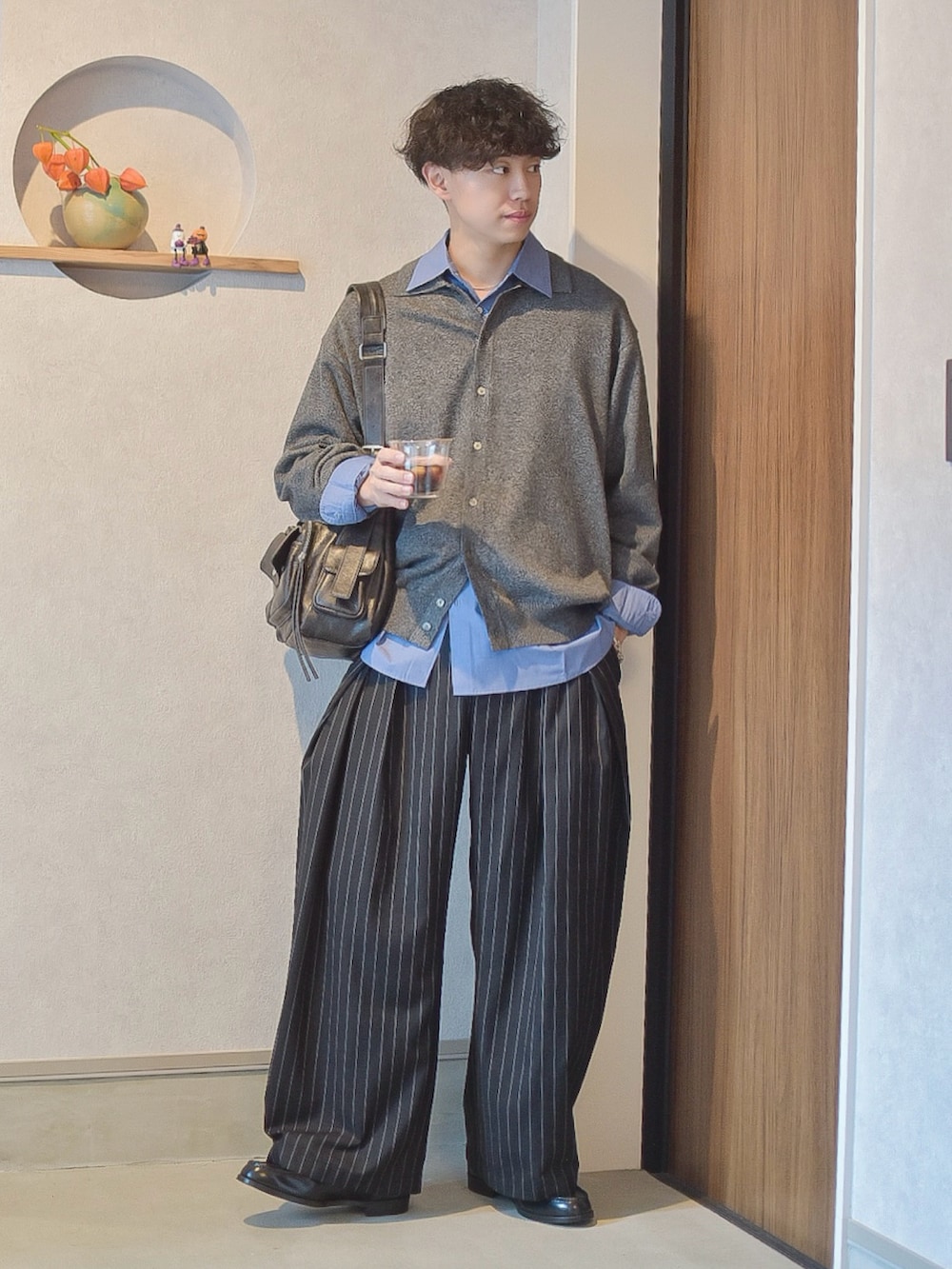 ブルー系のシャツ/ブラウス、グレー系のシャツ/ブラウス、ブラック系のスラックスを着用したメンズの秋コーディネートの3枚目の写真