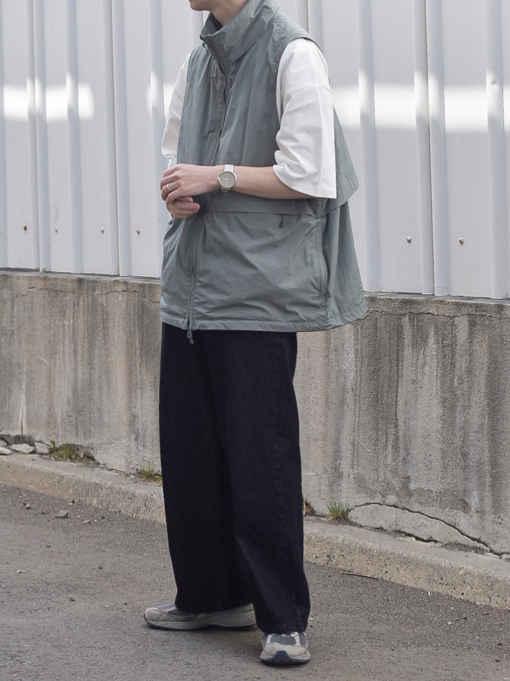 グレー系のその他アウター、ブラック系のデニムパンツを着用したメンズの夏コーディネートの3枚目の写真